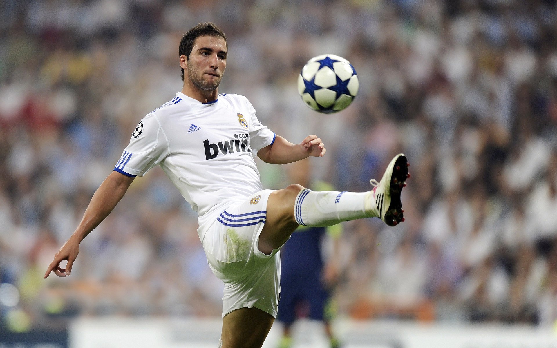 B费本赛季英超28次创造良机是所有球员中最多,英超赛季收入